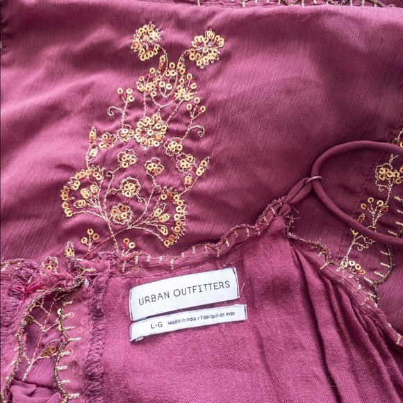 Delicate & Dainty Sequin Dress
*small tear in back as pictured - Picture 8 of 8